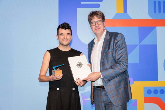Jon Derman Harris receives Polar Embassy's 2023 Kultur- und KreativPilot*innen award from Undersecretary Michael Kellner.