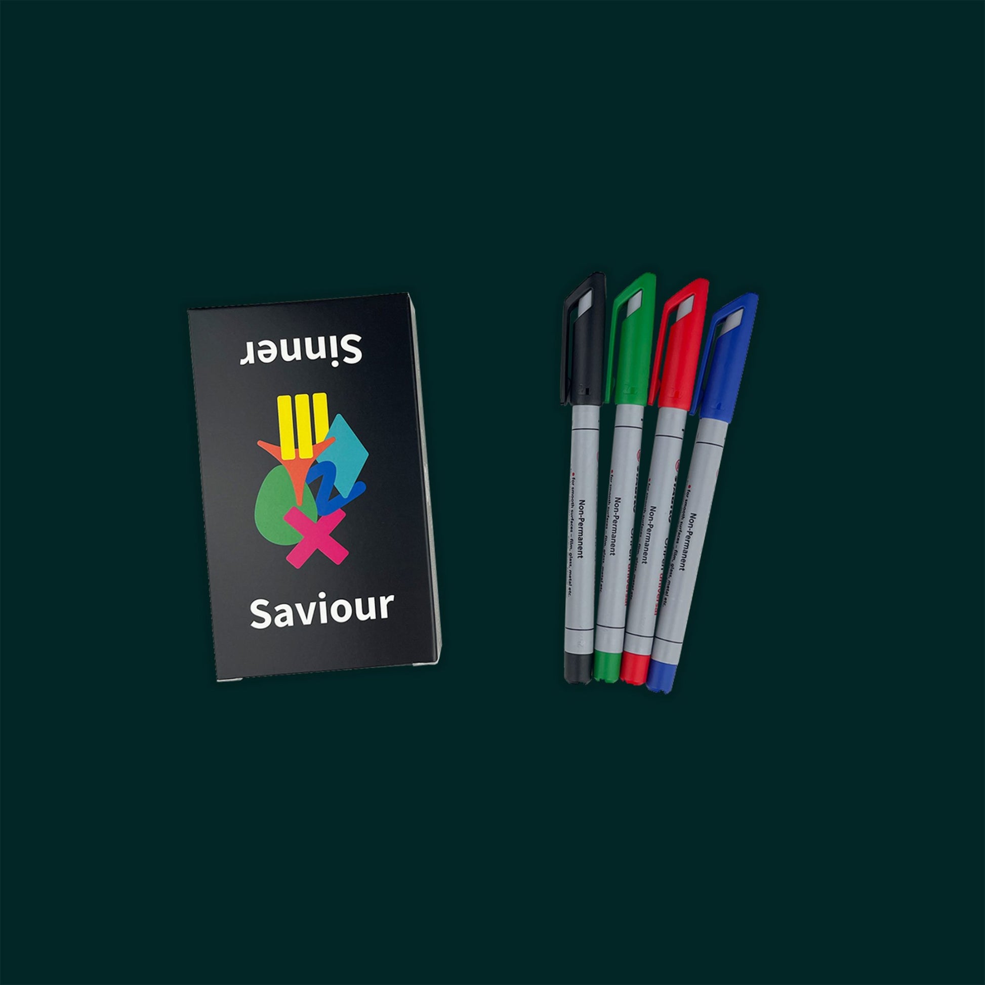 Box des Klimaschutz Kartenspiels Sinner or Saviour mit 4 Markern für CO2-Fußabdruck Spiel auf dunkelgrünem Hintergrund.