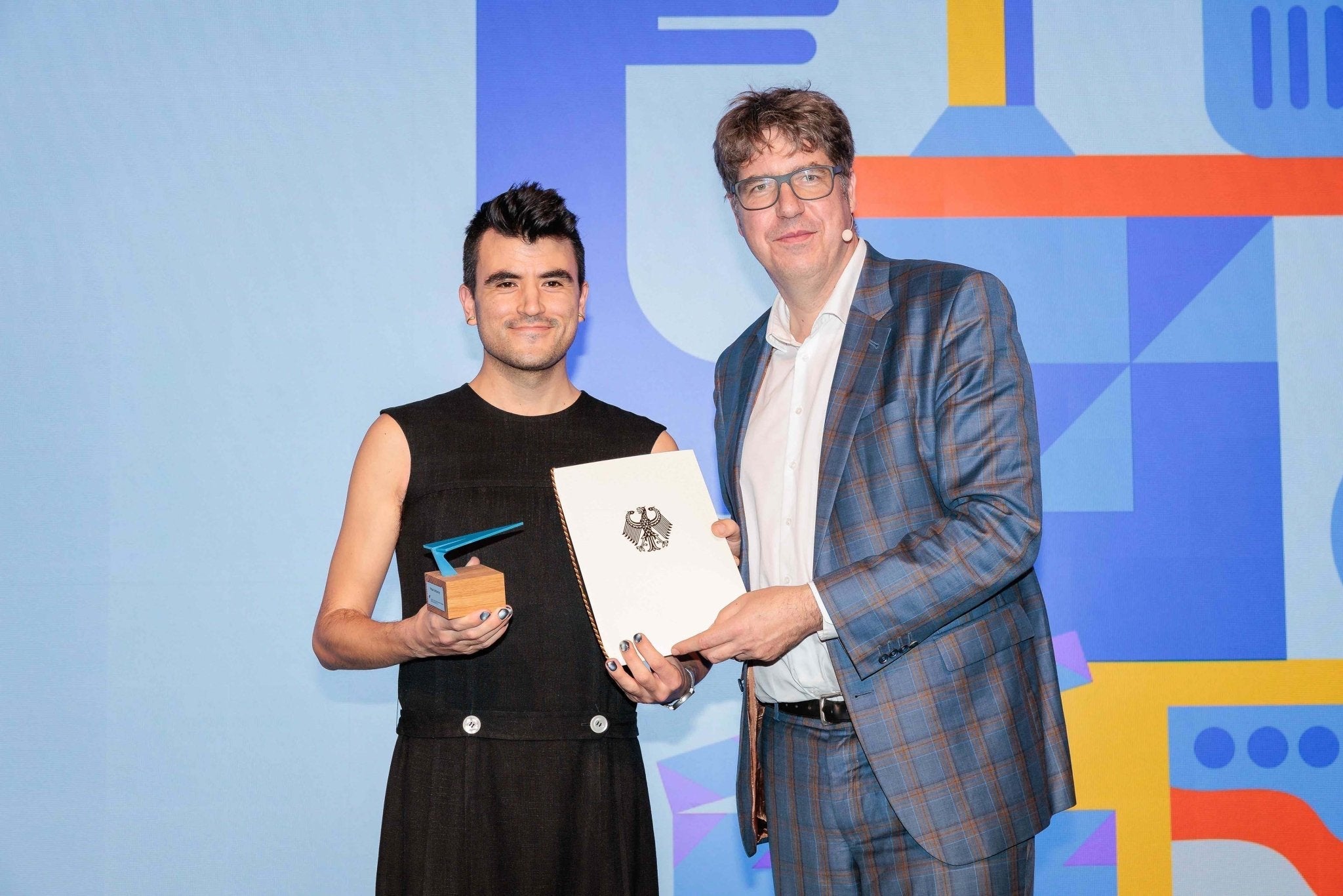 Jon Derman Harris receives Polar Embassy's 2023 Kultur- und KreativPilot*innen award from Undersecretary Michael Kellner.