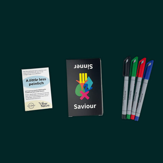 Bildungskartensets „A Little Less Peinlich“ und „Sinner Saviour“ mit einem Satz Marker auf dunkelgrünem Hintergrund.