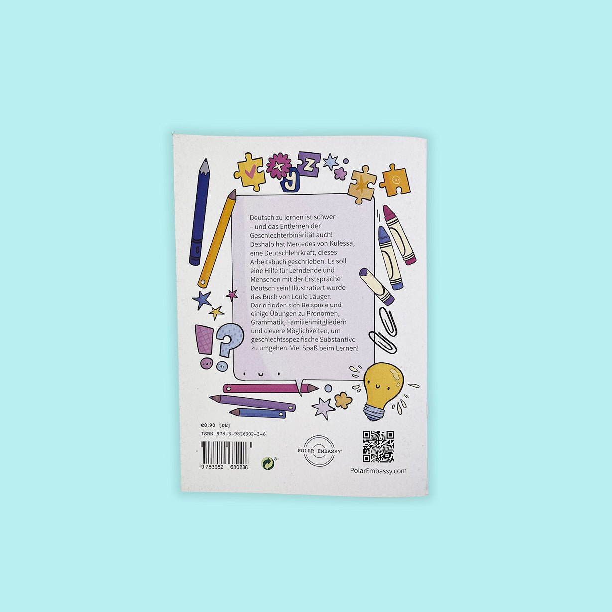 A photograph of the back cover of "Einfach Gendern!" by Mercedes Kulessa, illustrated by Louie Läuger. There are cute illustrations of pencils and crayons and a light bulb, and the following text: "Deutsch zu lernen ist schwer - und das Entlernen der Geschlechterbinärität auch!
Deshalb hat Mercedes von Kulessa, eine Deutschlehrkraft, dieses Arbeitsbuch geschrieben."