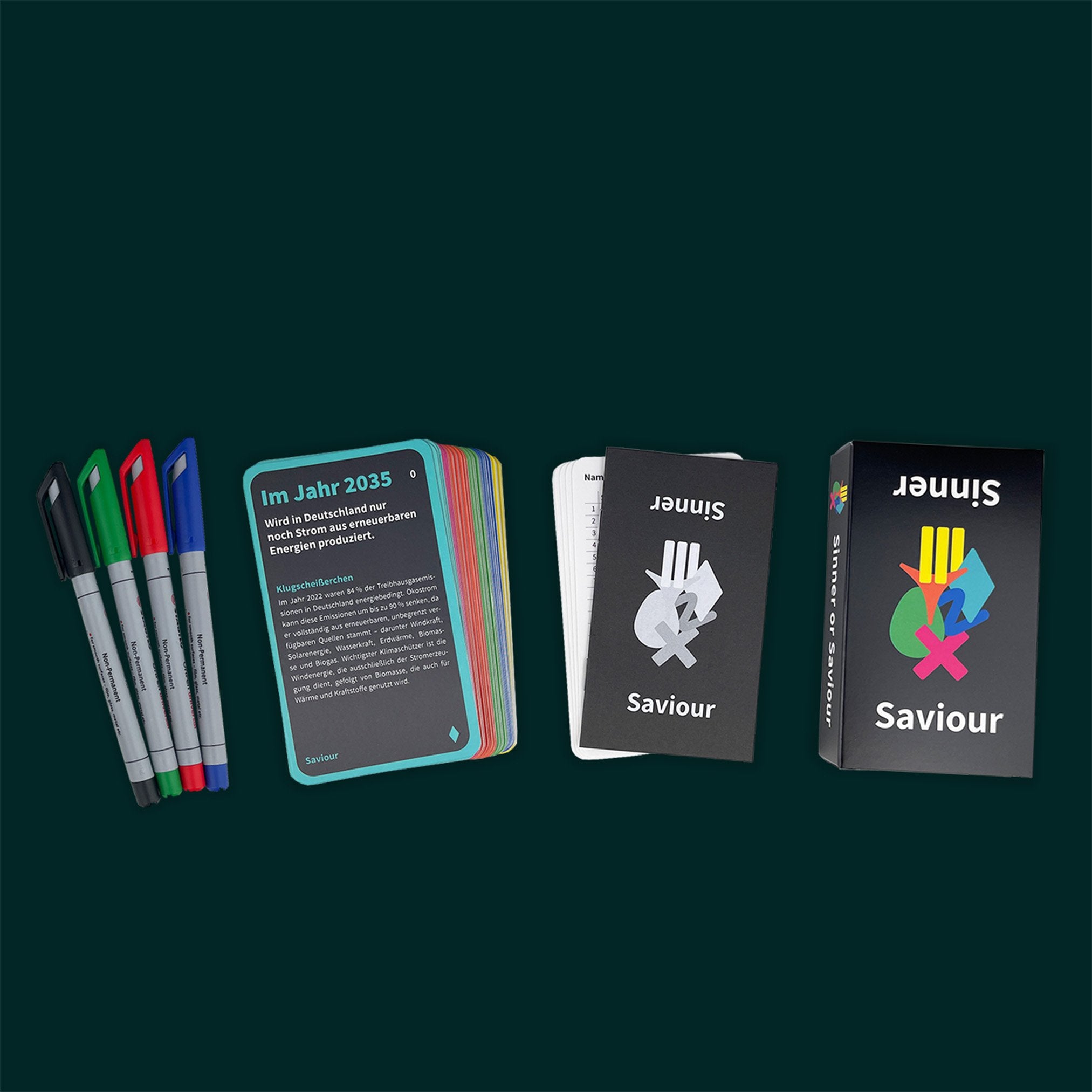 Box des Klimaschutz Kartenspiels Sinner or Saviour mit 4 Markern für CO2-Fußabdruck Spiel auf dunkelgrünem Hintergrund.
