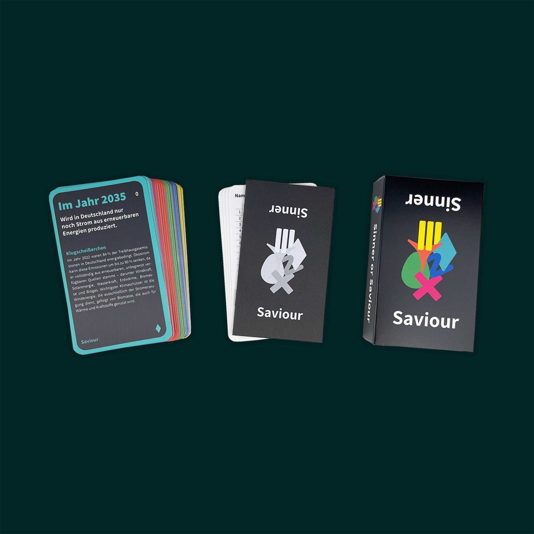 Nachhaltigkeit Kartenspiel Sinner or Saviour mit Kartenstapel, Spielanleitung und Scorecards auf dunkelgrünem Hintergrund.